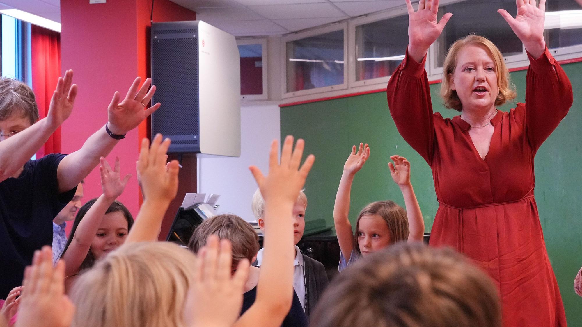 Familienministerin Lisa Paus (Grüne) beim Besuch eines Musikkindergartens in Berlin.