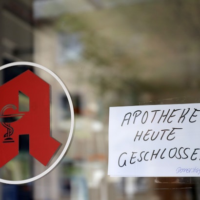 Ein Schild »Apotheke heute geschlossen« hängt in der Tür einer Apotheke.