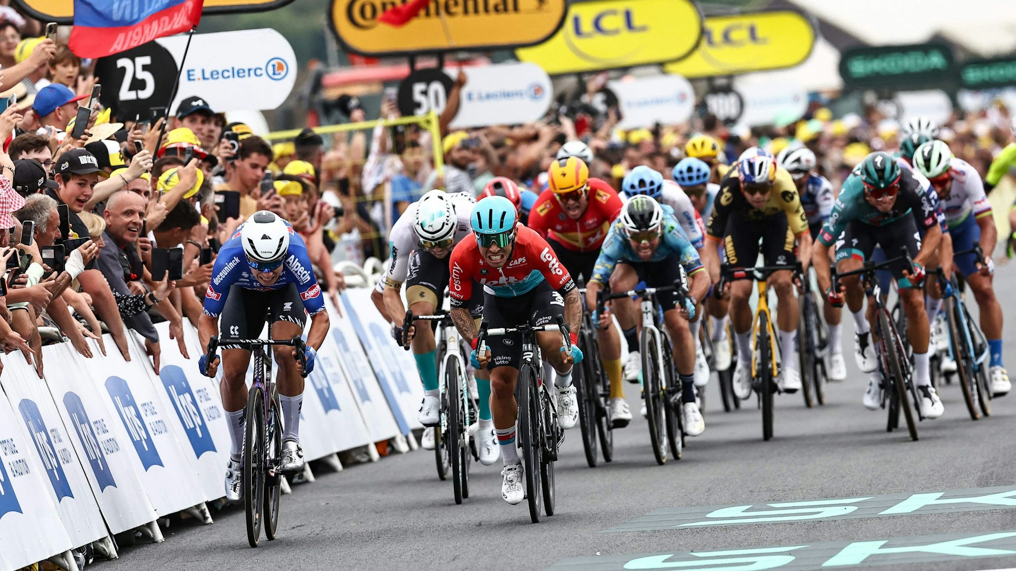 Der deutsche Radprofi Phil Bauhaus (2. v.l.) ist bei der vierten Tour-de-France-Etappe Dritter geworden.