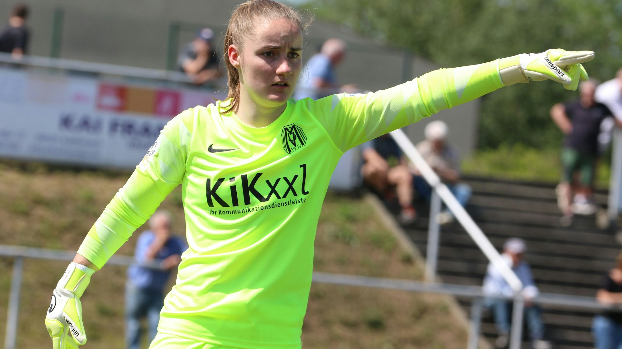 Das Bild zeigt Laura Sieger, wie sie gestenreich ihren Mitspielerinnen Anweisungen gibt.