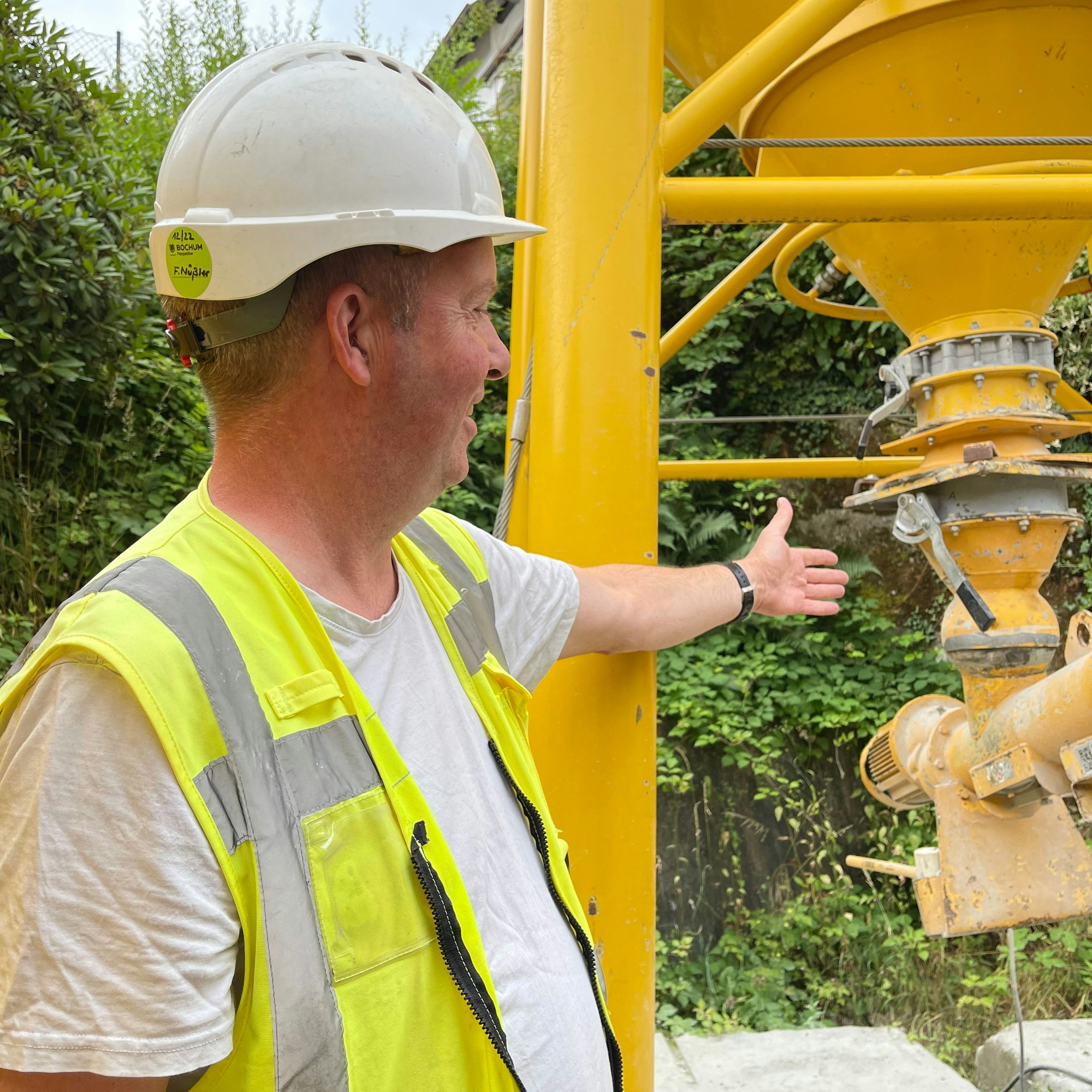 Bergbauexperten und Ingenieure verfüllen einen etwa 92 Meter tiefen Schacht.