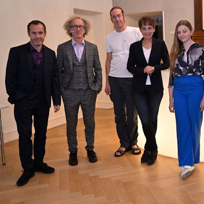 Beim Finale des Kabarettfestivals 2023 präsentierten sich Bern Blömer, Dirk Tillack, Martin Quodbach, Sabine Domogala , Lara Ermer, Jürgen Rembold und  Alwin-Georg Maibach (v. l.) für das Gruppenfoto.