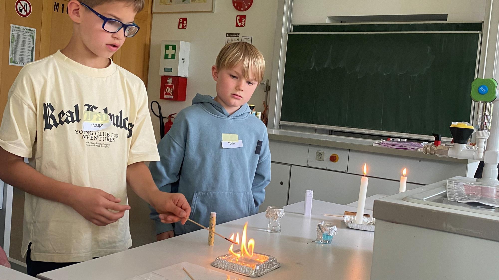 Die Kinder waren fasziniert von den Flammen.