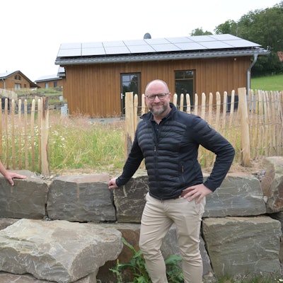 Harald Daunheimer und Matthias Korte stehen vor einer halbhohen Mauer aus großen Begrenzungssteinen.