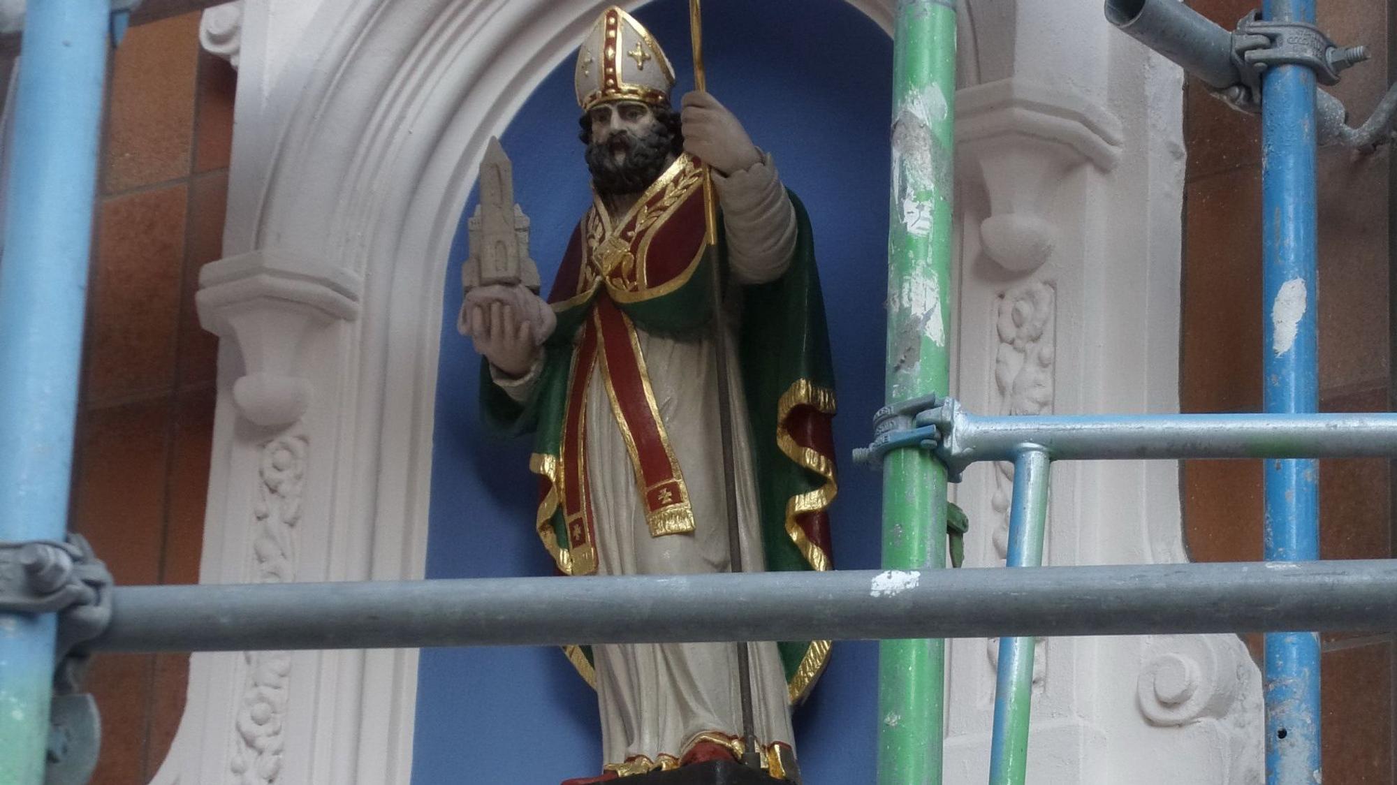 Eine Statue an der Kölner Severinstraße, die den Heiligen Severin abbildet.