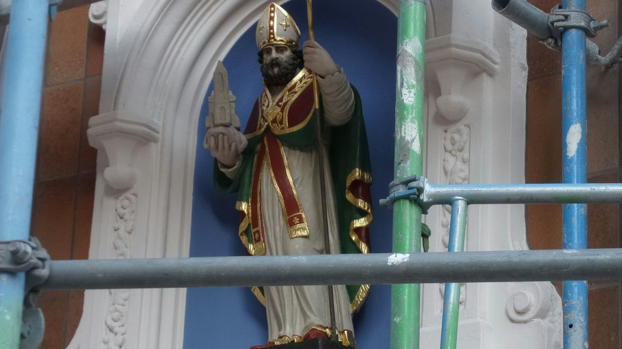 Eine Statue an der Kölner Severinstraße, die den Heiligen Severin abbildet.