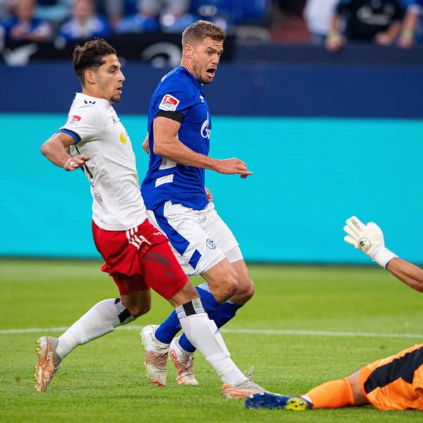 Schalkes Simon Terodde (M) erzielt gegen Hamburgs Ludovit Reis (l) und Hamburgs Torwart Daniel Heuer Fernandes das Tor zum 1:0.