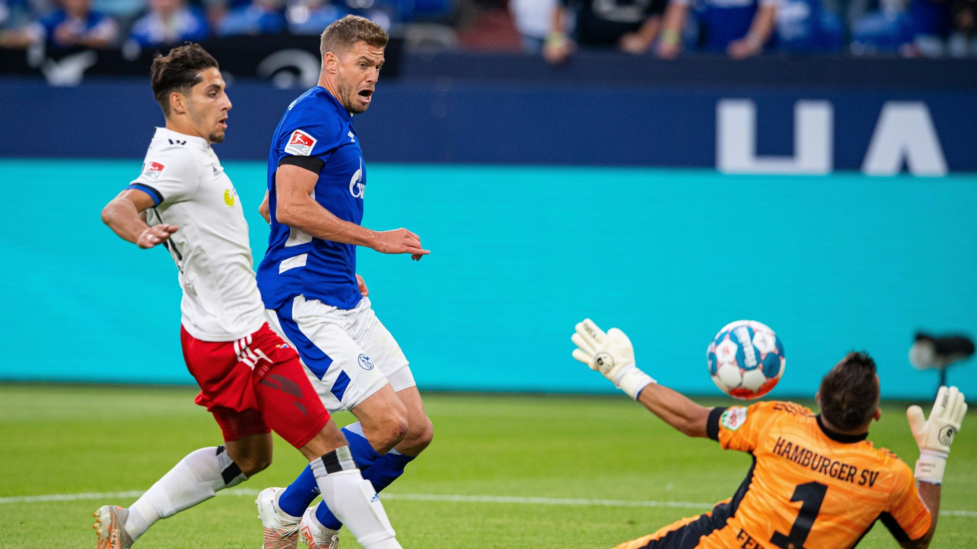 Schalkes Simon Terodde (M) erzielt gegen Hamburgs Ludovit Reis (l) und Hamburgs Torwart Daniel Heuer Fernandes das Tor zum 1:0.