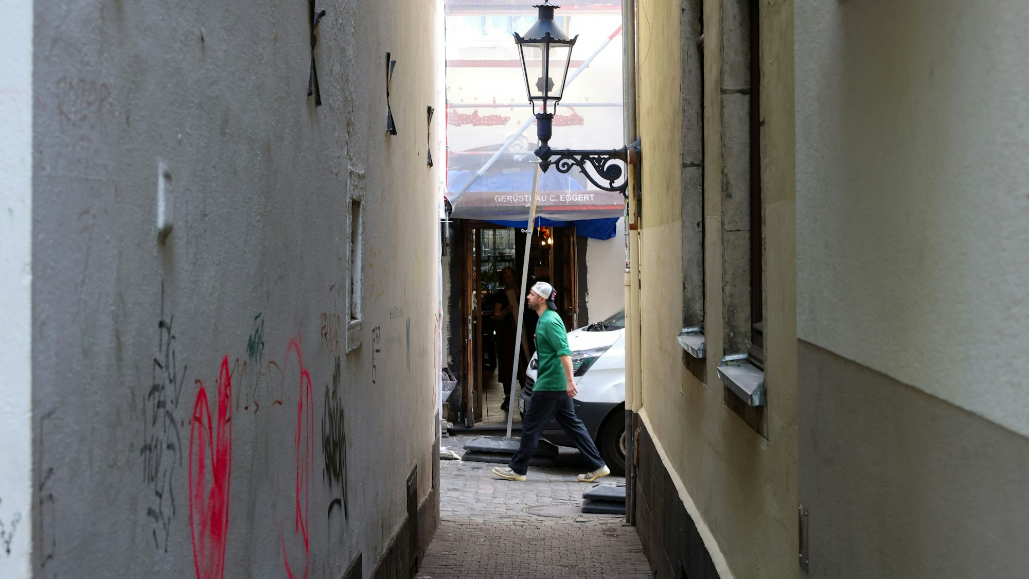 Die Tipsgasse in der Altstadt ist mit 16 Meter Länge die kürzeste Straße im Kölner Stadtgebiet. Dort gibt es weder Türen noch Hausnummern.