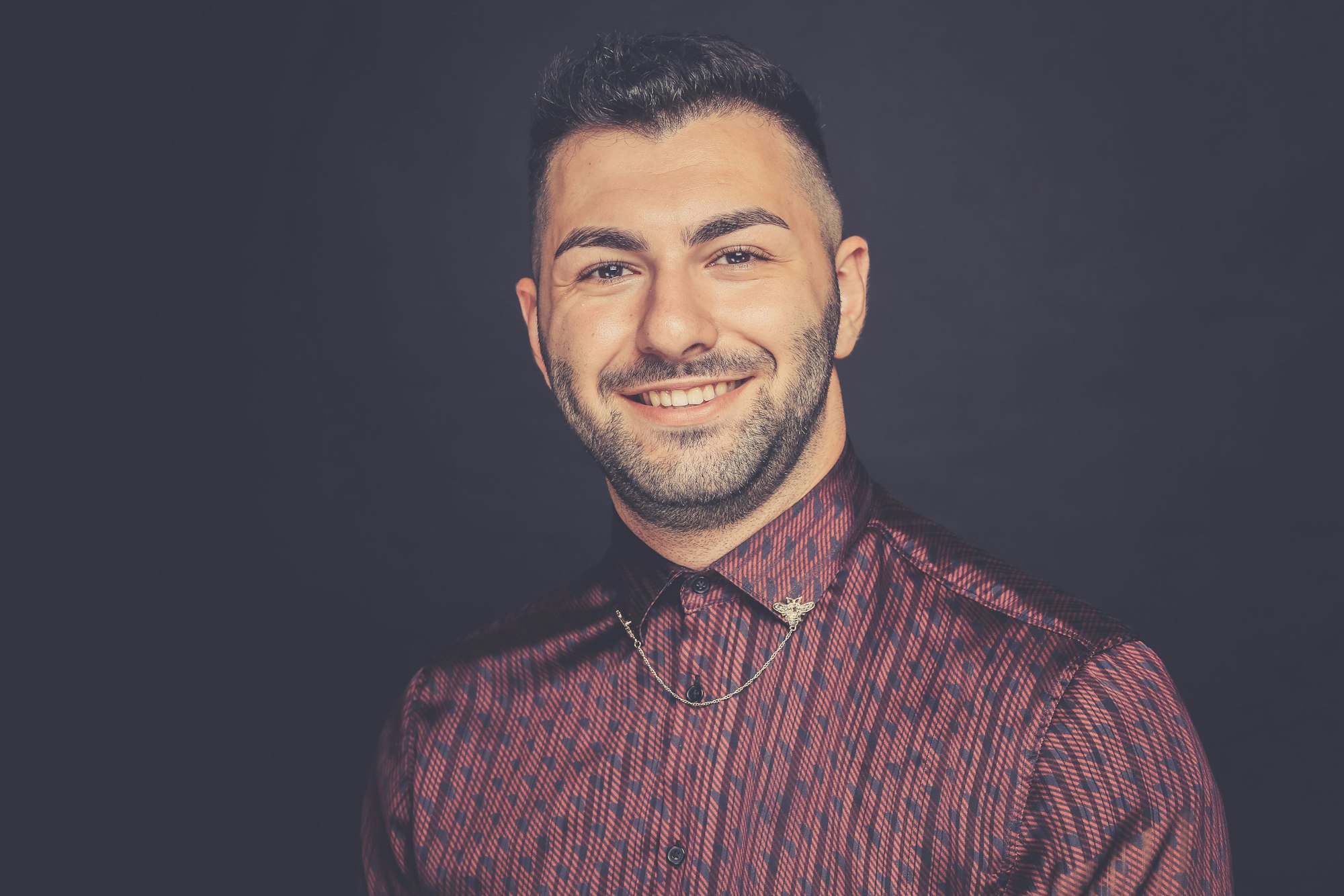 Portrait von Bonyad Bastanfar. Er lächelt in die Kamera.