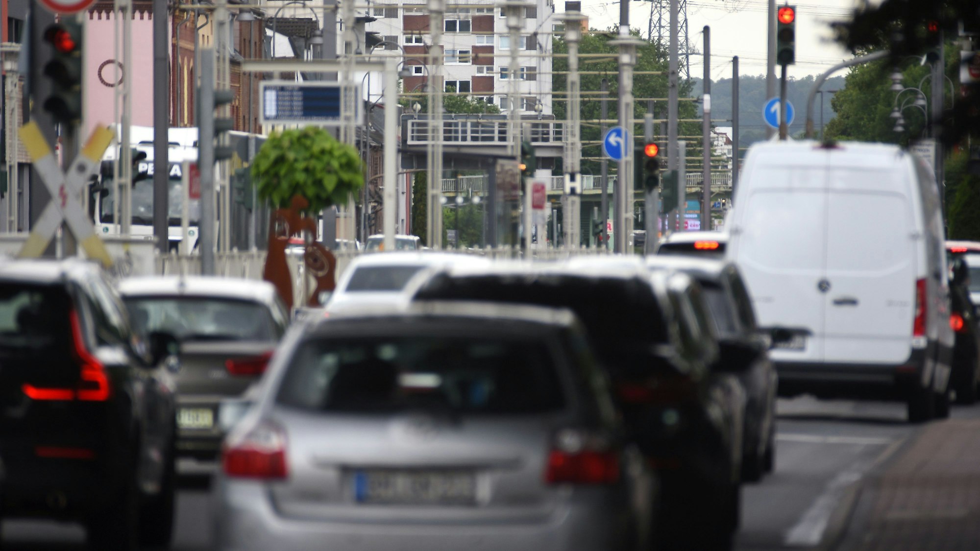Autos auf der Aachener Straße stehen im Stau.