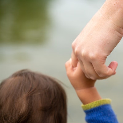 01.07.2023, Berlin: Eine Mutter hält ihr Kind an der Hand. Im Zuge des Sparkurses beim Bundeshaushalt könnte es zu Änderungen beim Elterngeld kommen. Wie der «Spiegel» meldete, sollen künftig nur noch Eltern mit einem Jahreseinkommen von bis zu 150 000 Euro Anspruch auf das Elterngeld haben. Die Ausgaben 2024 sollen demnach im Vergleich zu diesem Jahr um 290 Millionen Euro auf knapp 8 Milliarden Euro sinken. Zunächst seien auch Leistungskürzungen beim Elterngeld im Gespräch gewesen, schreibt das Magazin. Diese habe das Paus-Ministerium jedoch vermeiden können, indem es den Kreis der Berechtigten eingeschränkt habe. Foto: Fernando Gutierrez-Juarez/dpa +++ dpa-Bildfunk +++