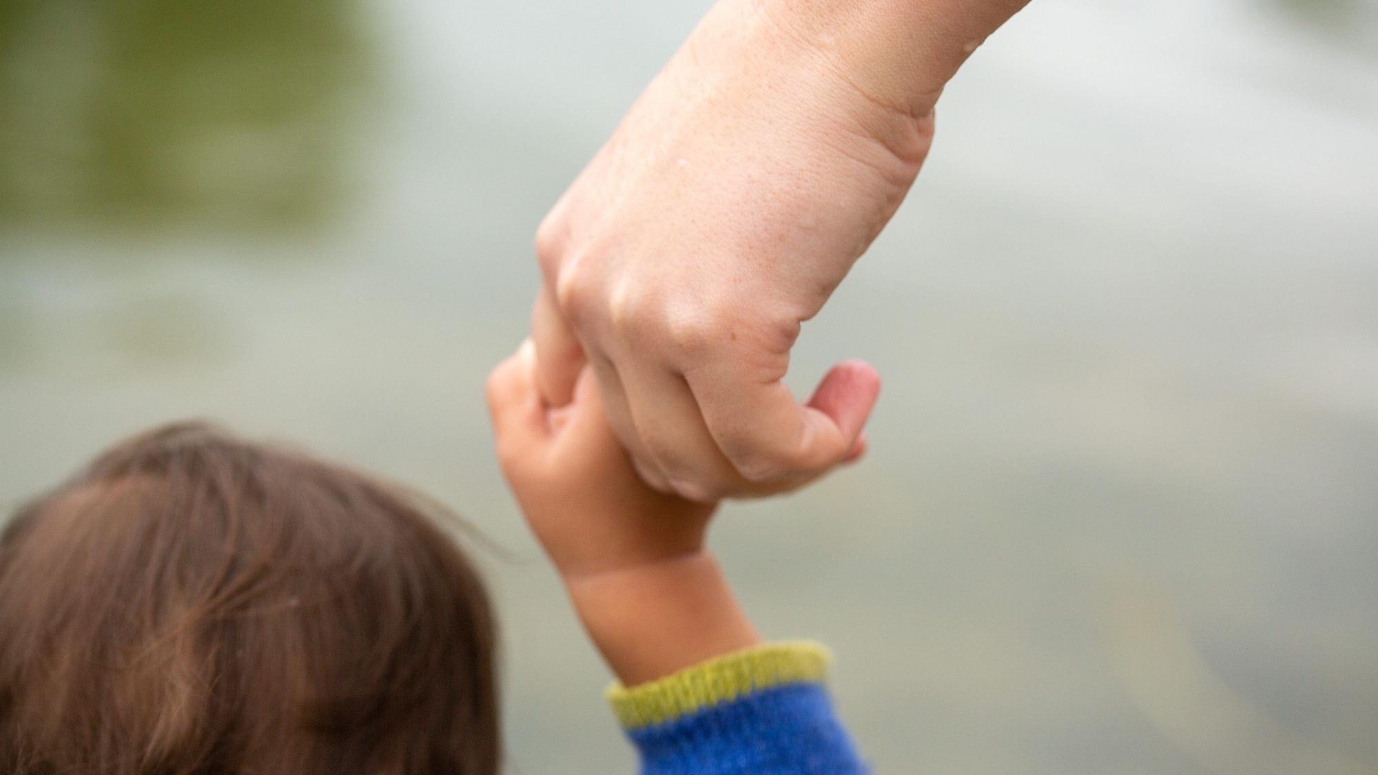 01.07.2023, Berlin: Eine Mutter hält ihr Kind an der Hand. Im Zuge des Sparkurses beim Bundeshaushalt könnte es zu Änderungen beim Elterngeld kommen. Wie der «Spiegel» meldete, sollen künftig nur noch Eltern mit einem Jahreseinkommen von bis zu 150 000 Euro Anspruch auf das Elterngeld haben. Die Ausgaben 2024 sollen demnach im Vergleich zu diesem Jahr um 290 Millionen Euro auf knapp 8 Milliarden Euro sinken. Zunächst seien auch Leistungskürzungen beim Elterngeld im Gespräch gewesen, schreibt das Magazin. Diese habe das Paus-Ministerium jedoch vermeiden können, indem es den Kreis der Berechtigten eingeschränkt habe. Foto: Fernando Gutierrez-Juarez/dpa +++ dpa-Bildfunk +++
