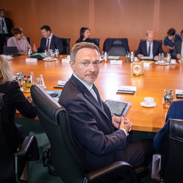 Christian Lindner (FDP), Bundesminister der Finanzen, wartet auf den Beginn der Sitzung des Bundeskabinett zum Haushaltsentwurf 2024.