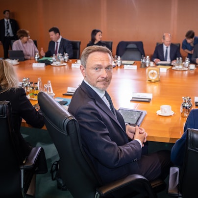Christian Lindner (FDP), Bundesminister der Finanzen, wartet auf den Beginn der Sitzung des Bundeskabinett zum Haushaltsentwurf 2024.