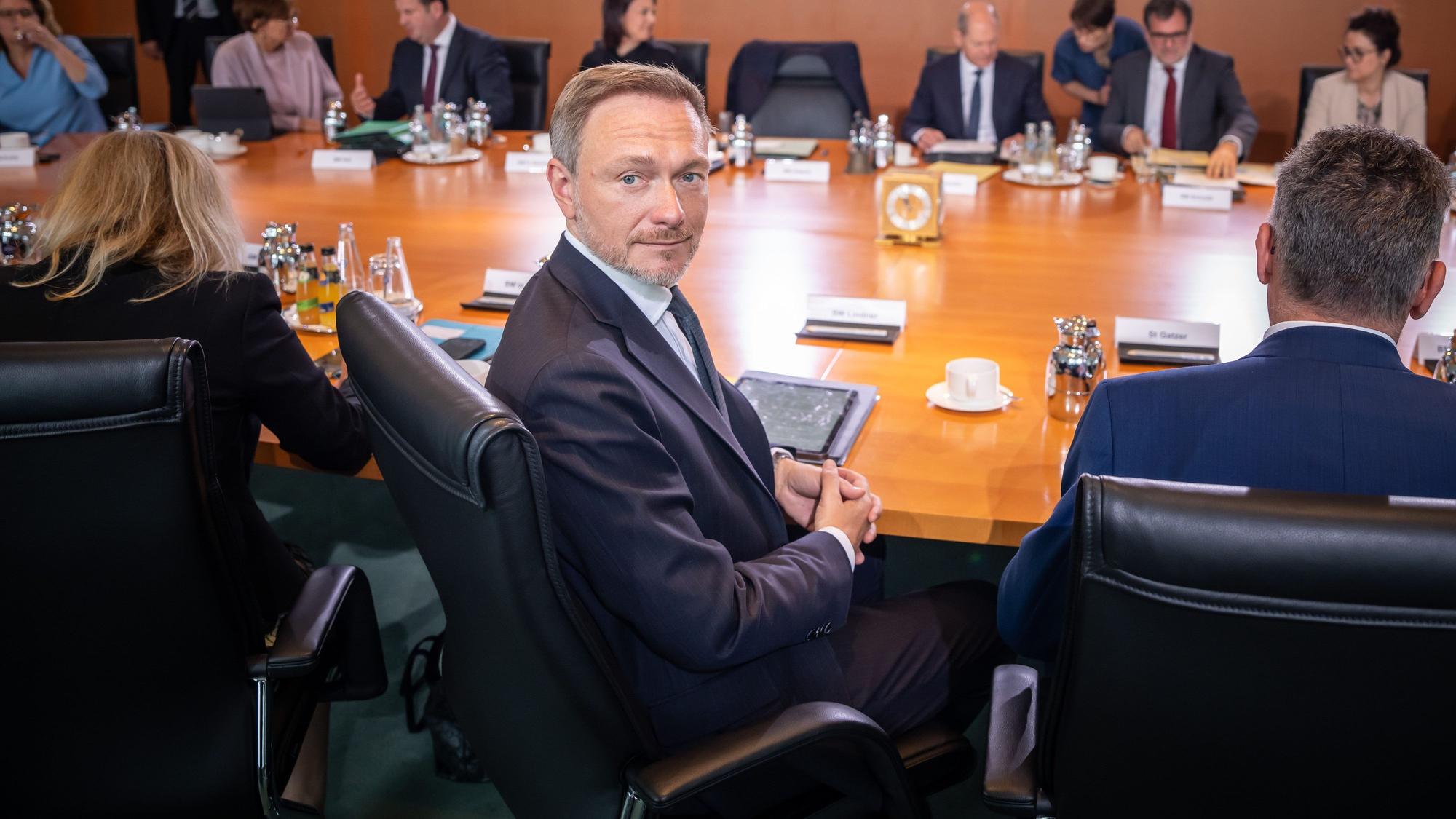 Christian Lindner (FDP), Bundesminister der Finanzen, wartet auf den Beginn der Sitzung des Bundeskabinett zum Haushaltsentwurf 2024.