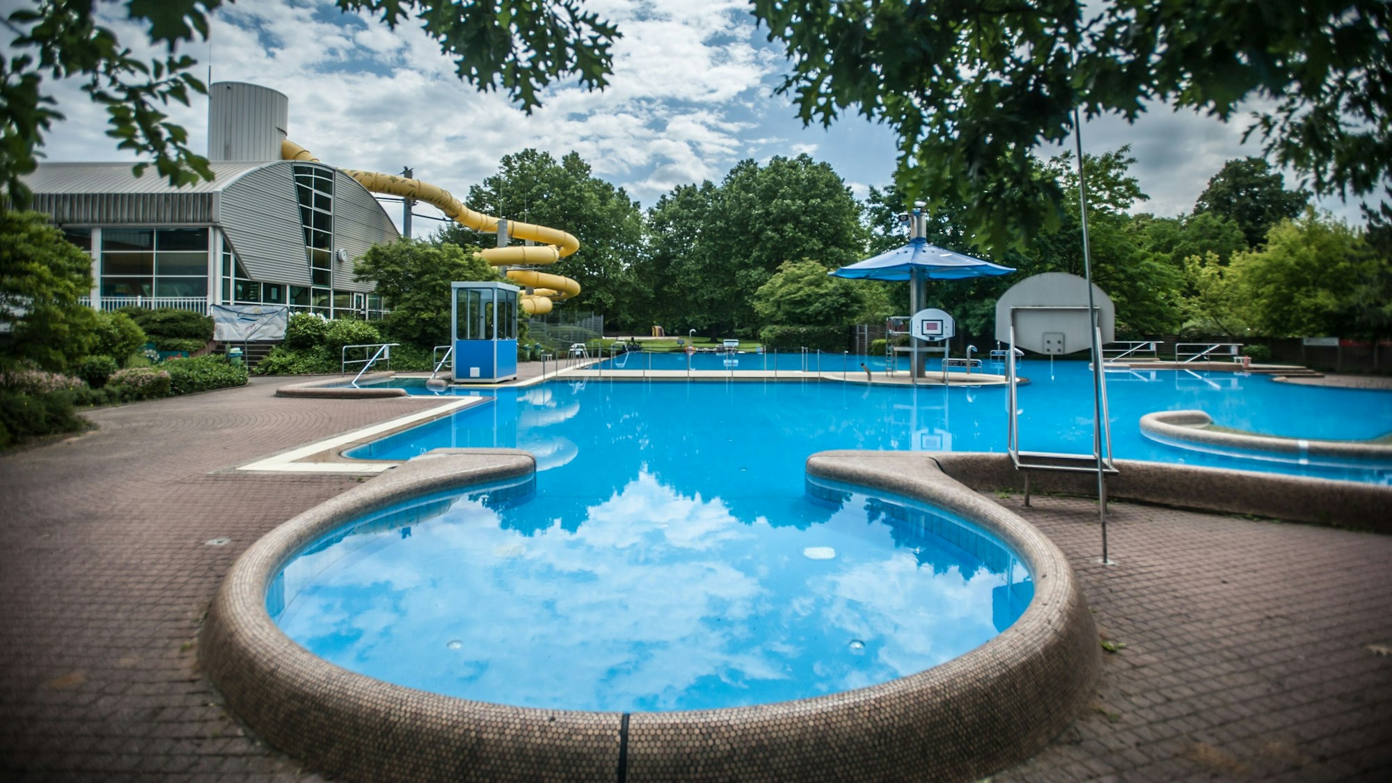 Das leere Freibad des „Calevornia“.