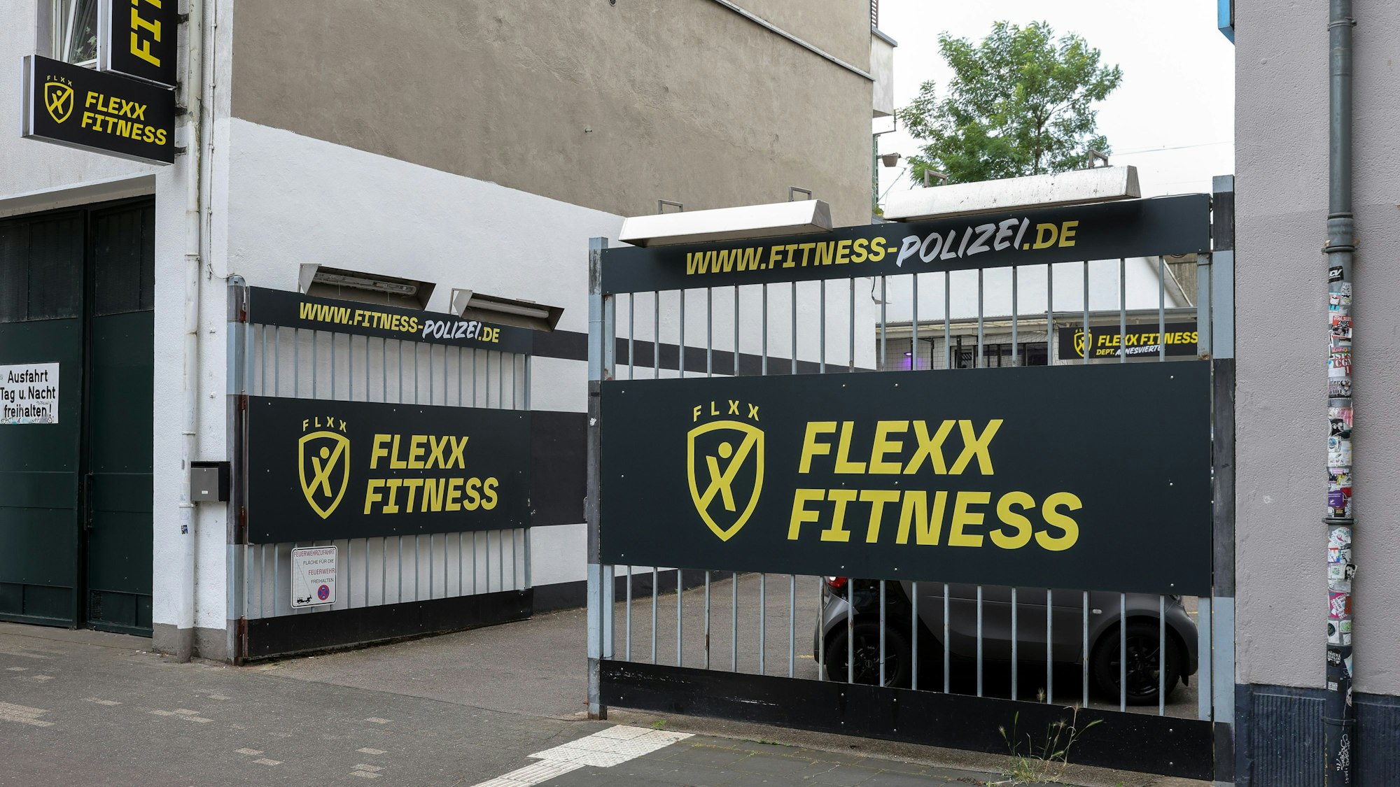 Außenaufnahmen eines FLEXX Fitnessstudios an der Krefelder Straße.