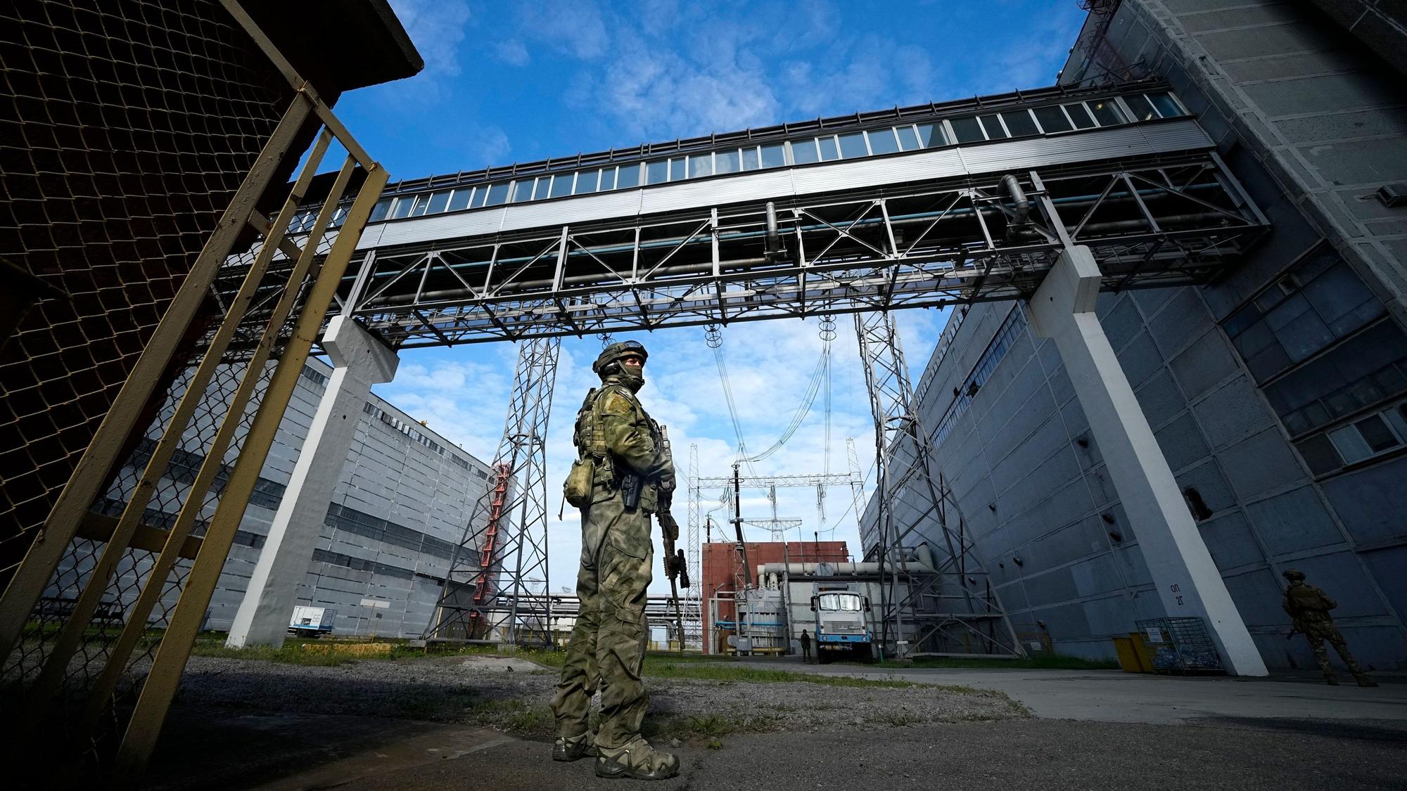 Ein russischer Soldat steht an dem besetzten ukrainischen Atomkraftwerk Saporischschja. Das Foto entstand Anfang Mai 2022 bei einem vom russischen Verteidigungsministerium organisierten Rundgang.