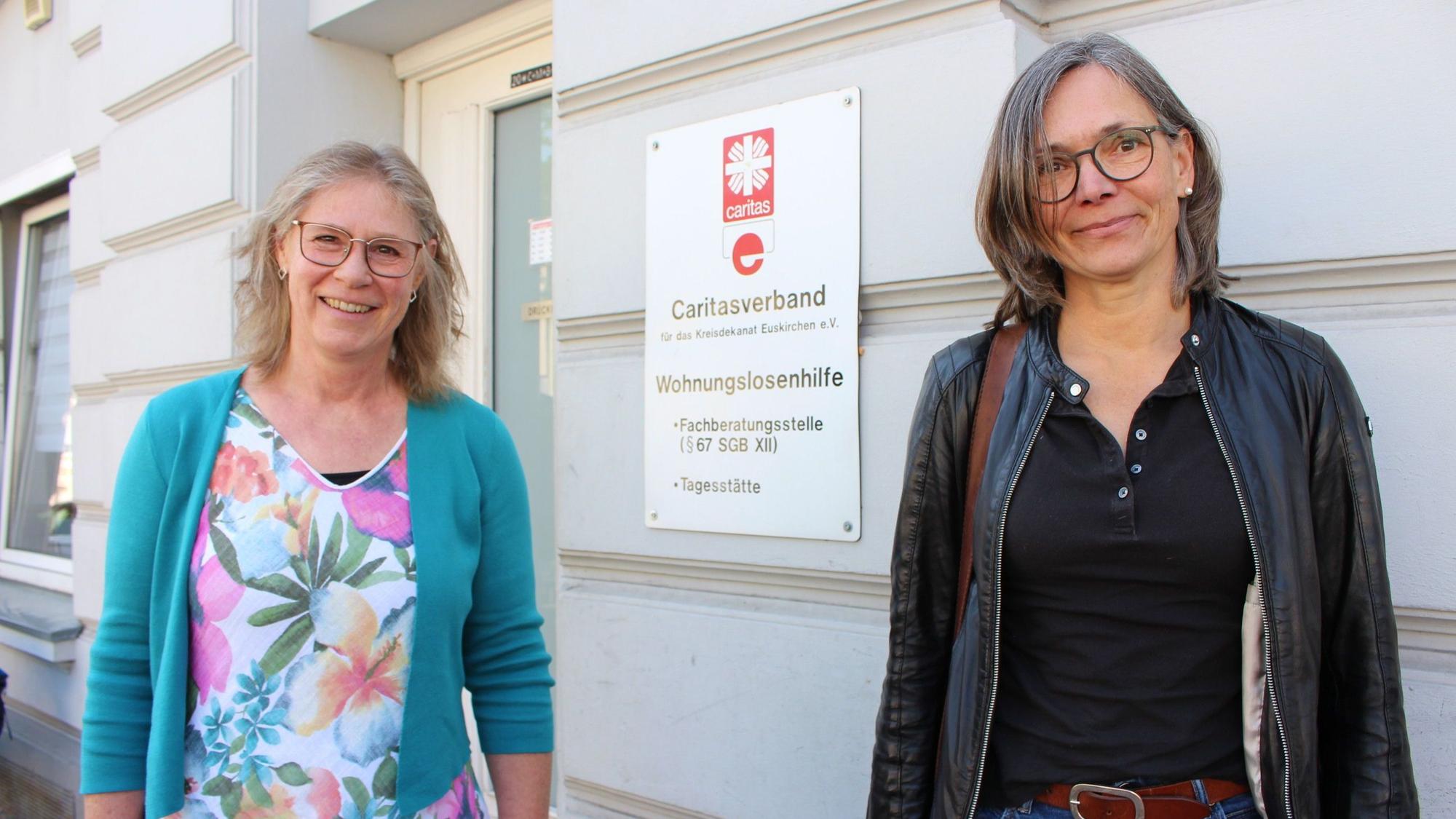 Maria Surges-Brilon (Bereichsleiterin der Sucht- und Wohnungslosenhilfe,
Geschäftsführender Vorstand) und Pia Schön-Krebs (Sozialarbeiterin, Kümmerer-Team) stehen vor der Notschlafstelle der Caritas in Euskirchen.