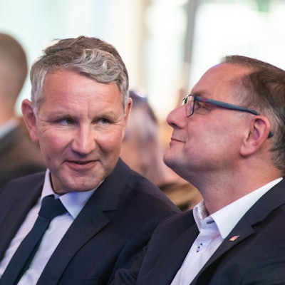 Björn Höcke (l), Fraktionsvorsitzender der AfD Thüringen, unterhält sich mit Tino Chrupalla, Vorsitzender der AfD-Bundestagsfraktion. (Symbolbild)