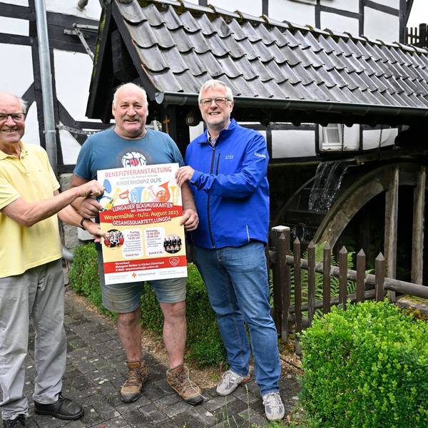 Heinz Schmitz, Franz Grimberg und Jörg Jenniges stehen am Mühlrad der Weyermühle in Dürscheid.
