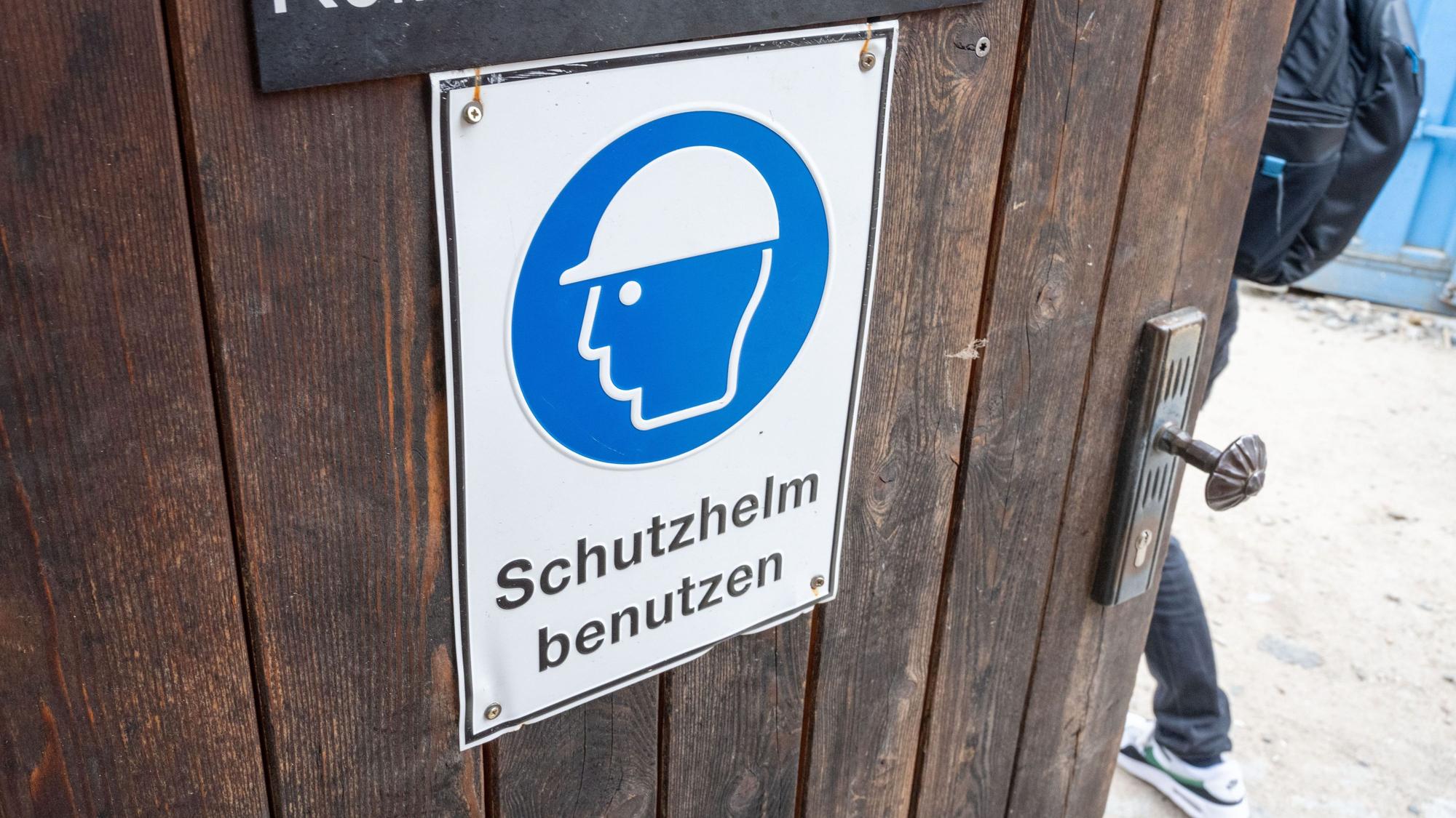 An einer Tür der Baustelle des Meeresmuseums hängt ein Bauschild.