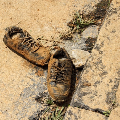 16.02.2022, Brasilien, Rio De Janeiro: Schuhe sind nach einem Erdrutsch im Schlamm zu sehen. Mindestens 80 Häuser wurden laut Berichten von einer Schlammlawine erfasst, mehr als 300 Personen mussten demnach ihre Häuser verlassen. Es wird nach Verschütteten gesucht. Foto: Erica Martin/TheNEWS2 via ZUMA Press Wire/dpa +++ dpa-Bildfunk +++