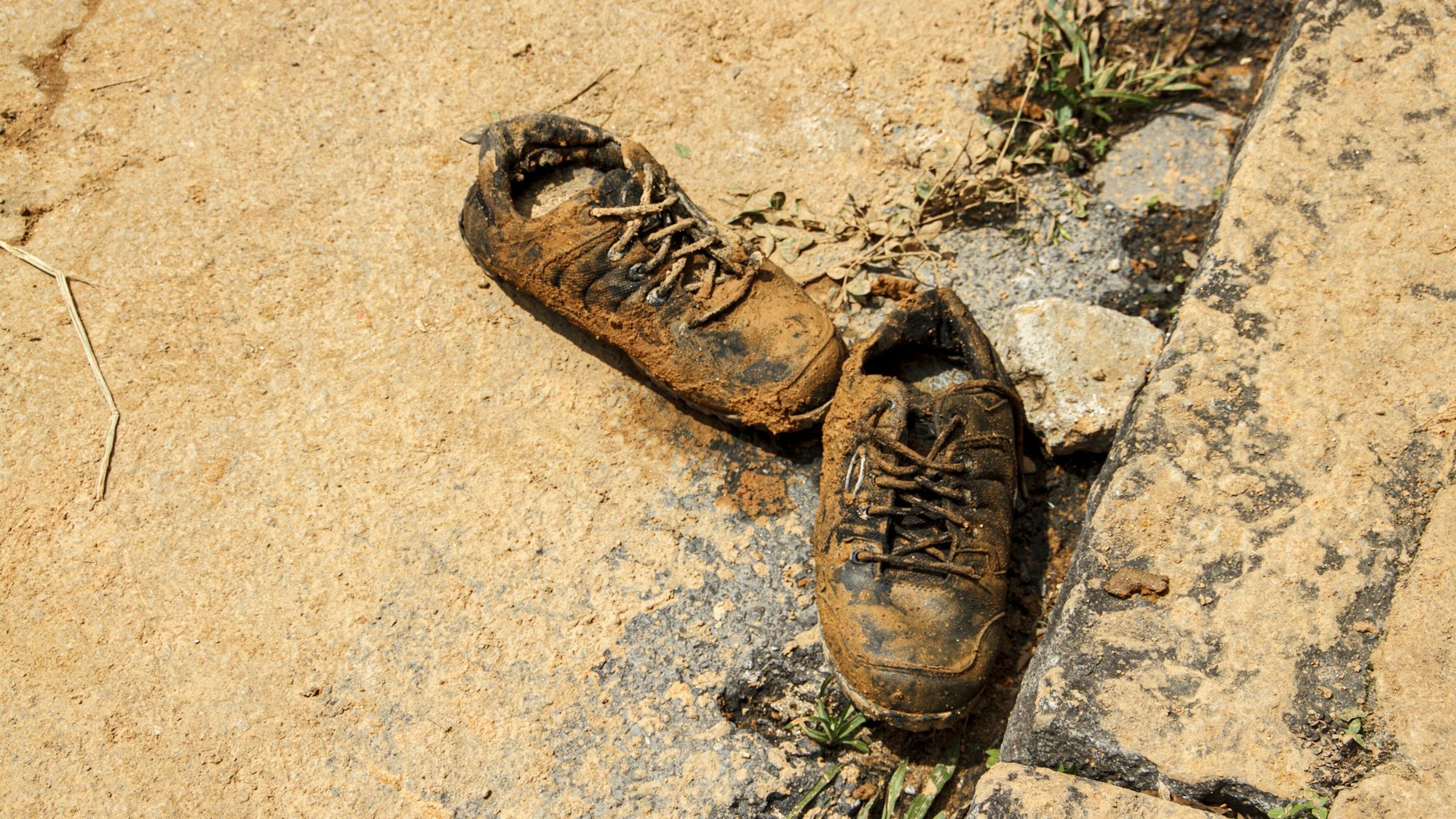 16.02.2022, Brasilien, Rio De Janeiro: Schuhe sind nach einem Erdrutsch im Schlamm zu sehen. Mindestens 80 Häuser wurden laut Berichten von einer Schlammlawine erfasst, mehr als 300 Personen mussten demnach ihre Häuser verlassen. Es wird nach Verschütteten gesucht. Foto: Erica Martin/TheNEWS2 via ZUMA Press Wire/dpa +++ dpa-Bildfunk +++