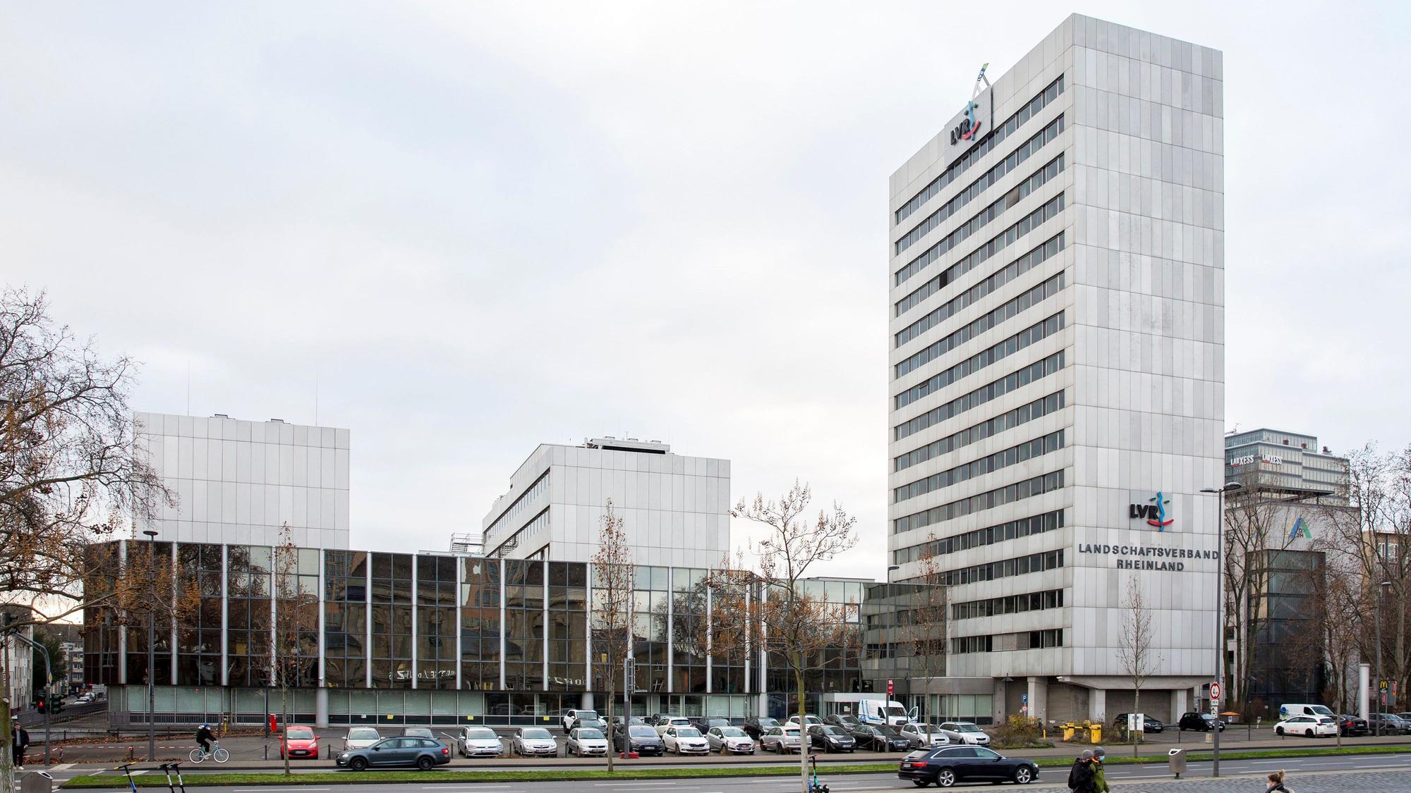 Das Bild zeigt das alte LVR-Hochhaus am Ottoplatz.