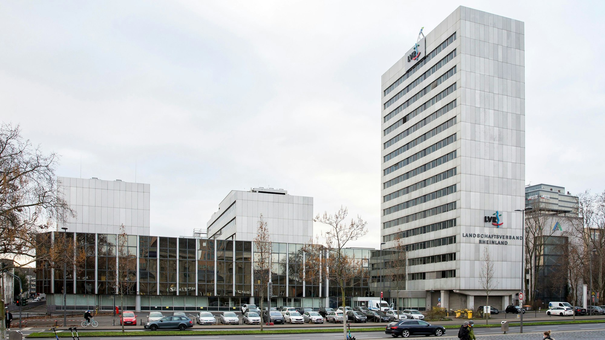 Das Bild zeigt das alte LVR-Hochhaus am Ottoplatz.