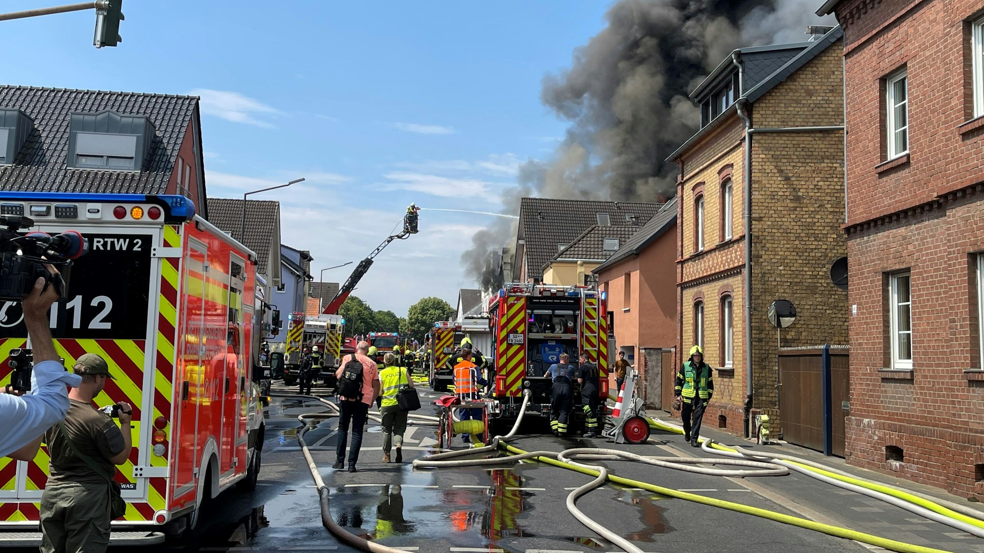 Einsatzkräfte im Einsatz bei einem Großbrand.