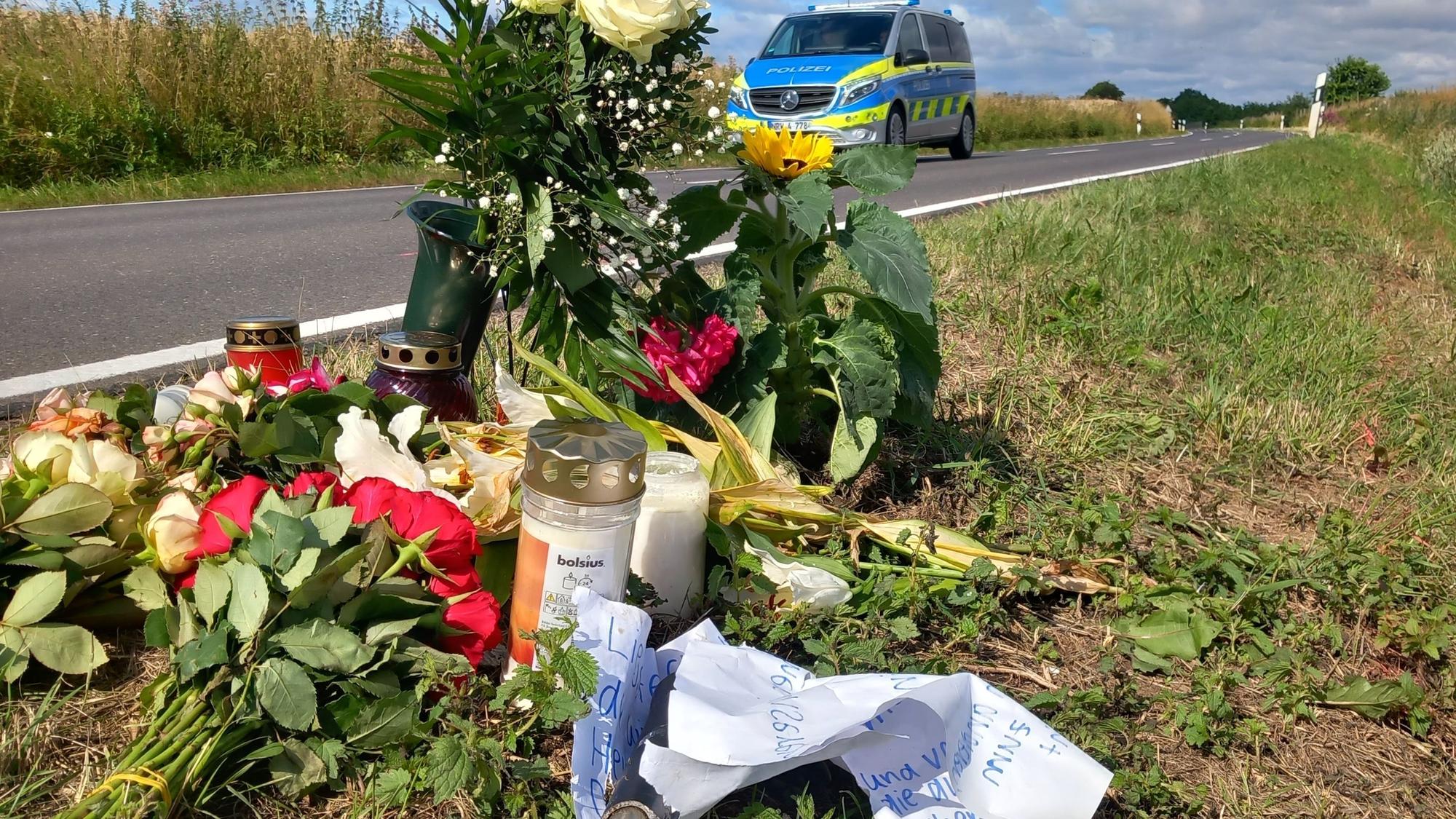 05. Juli 2023: Am Ort, an dem eine 17-Jährige auf einem E-Bike nach dem Frontalzusammenstoß mit einem Auto starb, zwischen Villip und Gimmersdorf, liegen Blumen und Kerzen sowie eine Nachricht von Freunden mit einem abgebrochenen Stück Lenker.