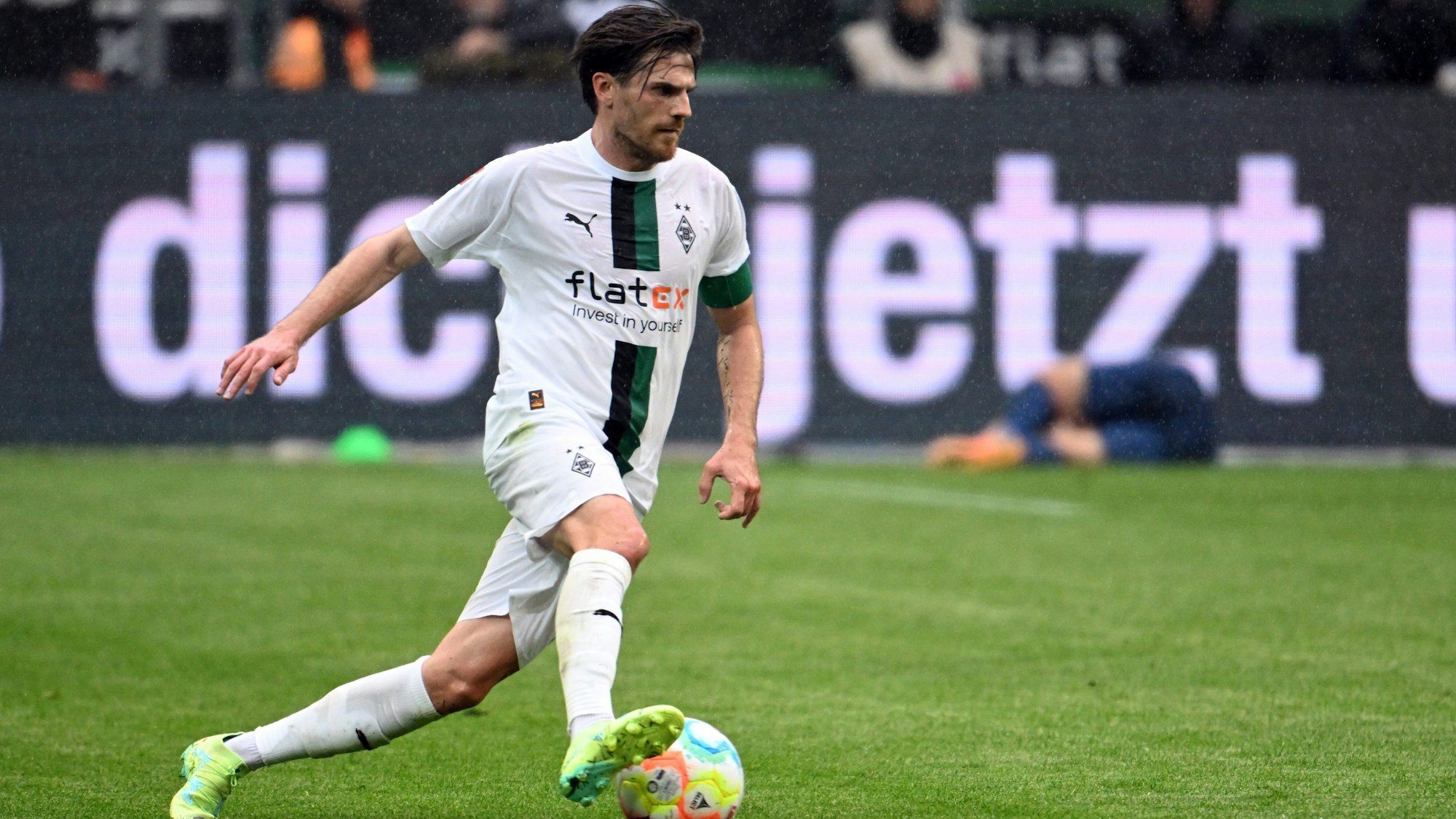 Mönchengladbachs Jonas Hofmann spielt den Ball.