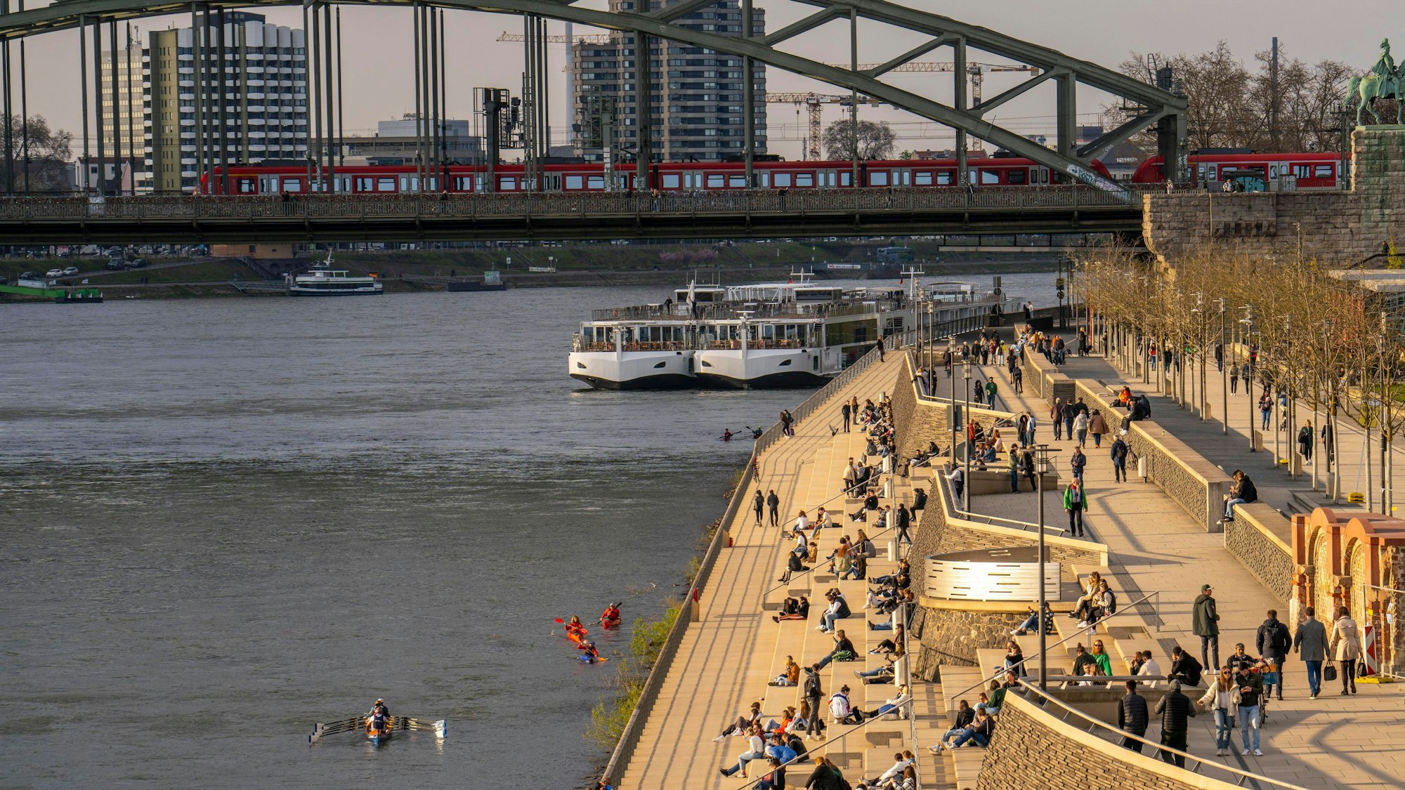 Blick auf den Rheinboulevard am Deutzer Ufer