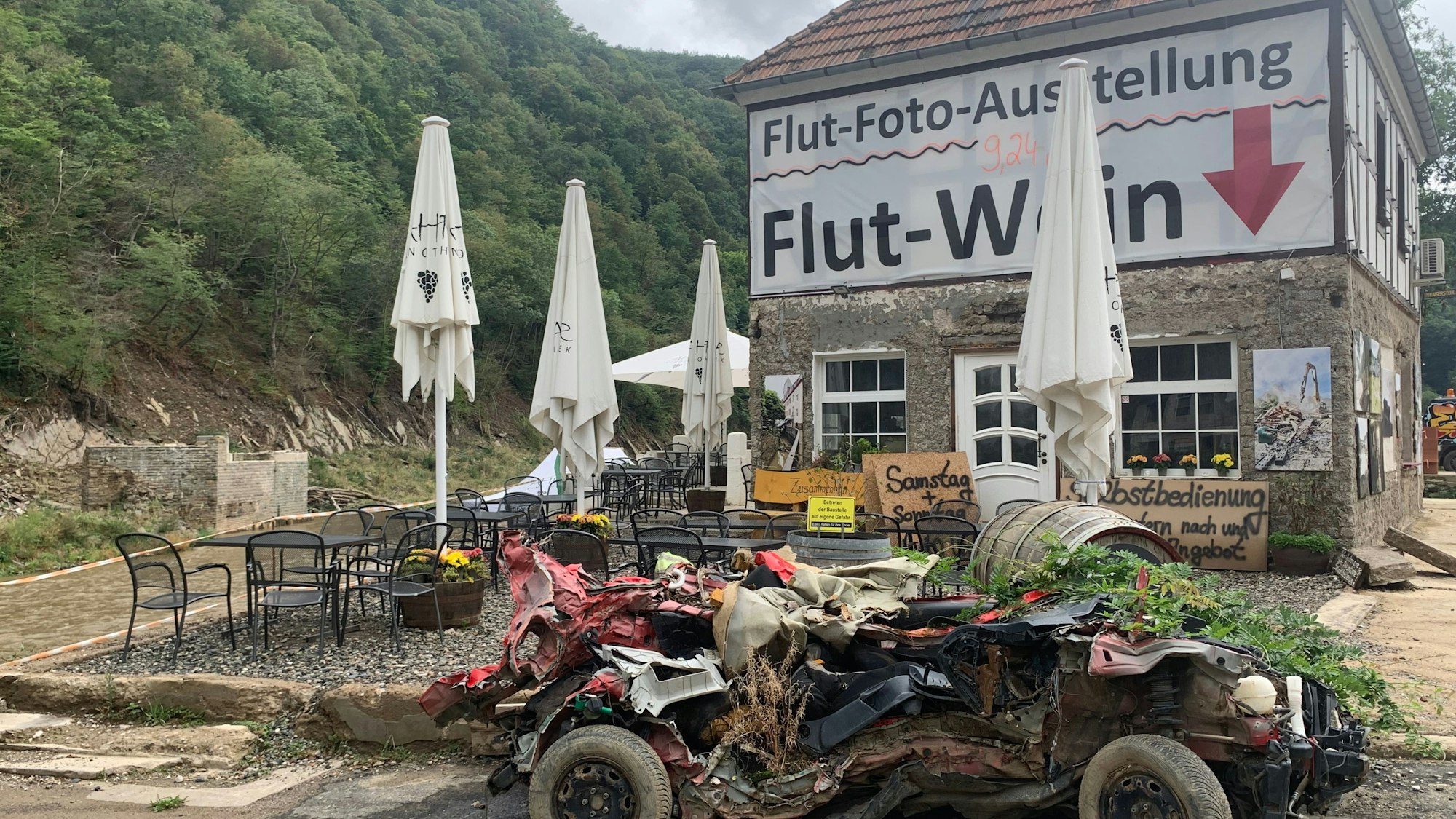 Von der Flut beschädigte Teile vor einem Haus im Arthal