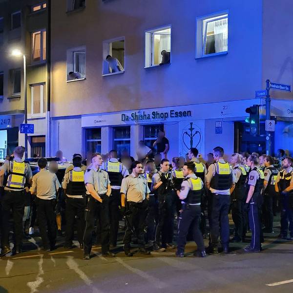 17.06.2023, Essen: Polizisten bewachen mutmaßliche Teilnehmer einer Massenschlägerei in der Essener Innenstadt. In einer Nacht war es dort zu gewalttätigen Auseinandersetzungen zwischen Syrern und Libanesen gekommen. Experten diskutieren über die Gründe und mögliche Maßnahmen.