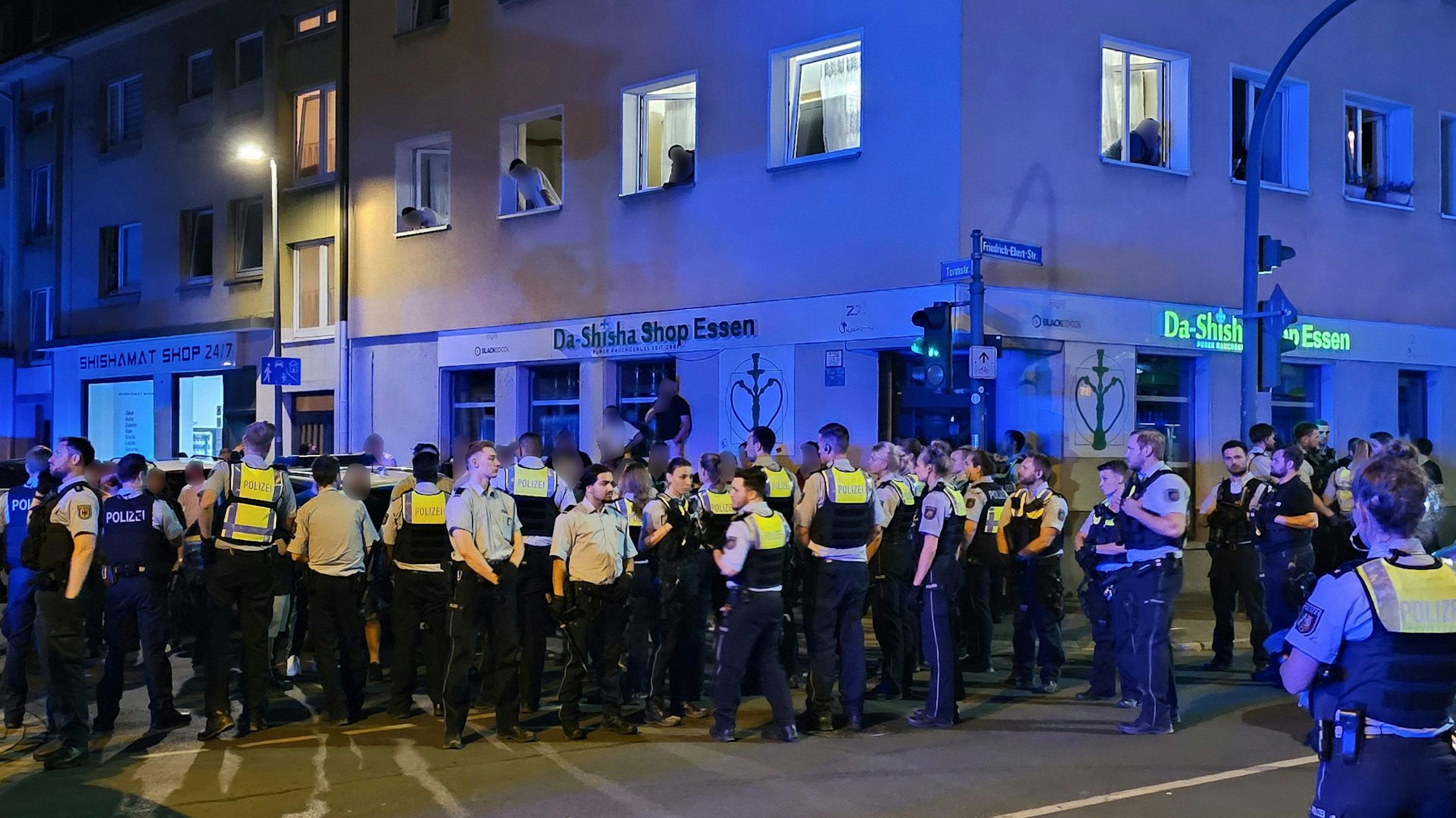 17.06.2023, Essen: Polizisten bewachen mutmaßliche Teilnehmer einer Massenschlägerei in der Essener Innenstadt. In einer Nacht war es dort zu gewalttätigen Auseinandersetzungen zwischen Syrern und Libanesen gekommen. Experten diskutieren über die Gründe und mögliche Maßnahmen.