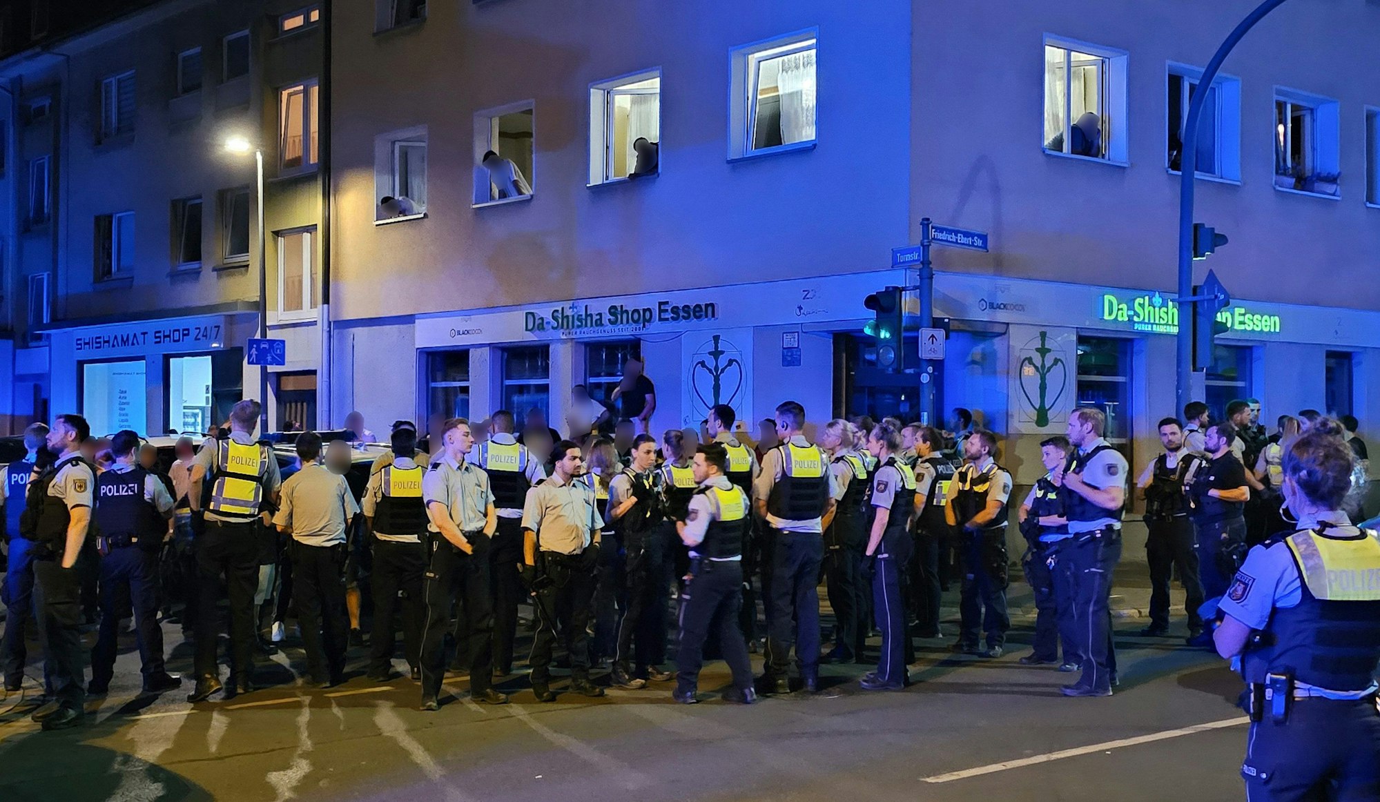 Polizisten bewachen mutmaßliche Teilnehmer einer Massenschlägerei in der Essener Innenstadt. Im Juni ist es dort zu gewalttätigen Auseinandersetzungen zwischen Syrern und Libanesen gekommen.
