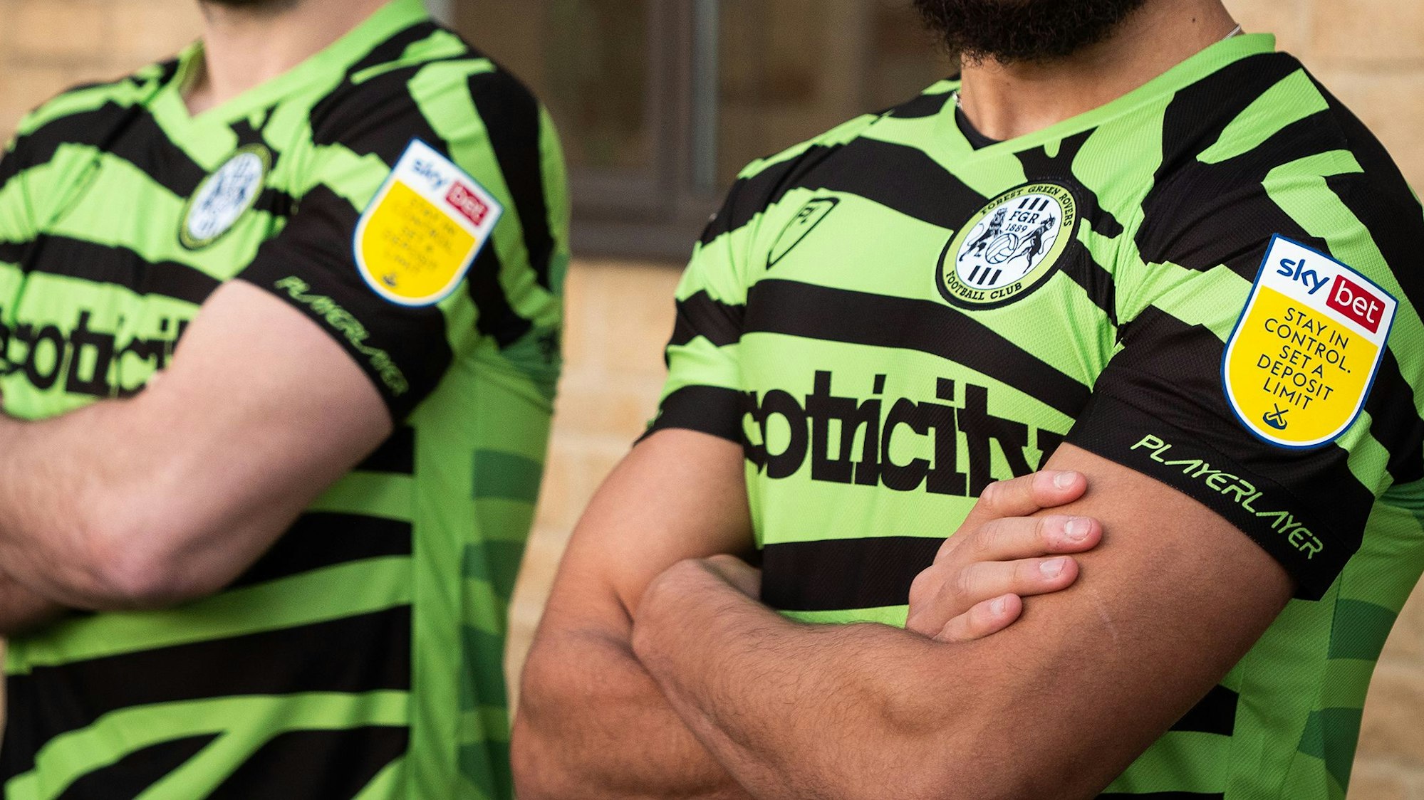 Forest Green-Verteidiger Dominic Bernard (r) präsentiert ein Trikot aus recyceltem Materialien.