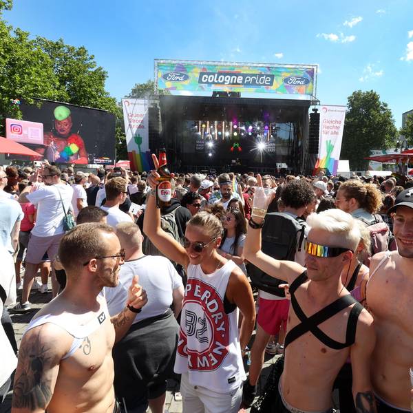 Viele Menschen feiern vor der Bühne auf dem Heumarkt.
