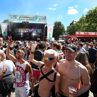 Viele Menschen feiern vor der Bühne auf dem Heumarkt.