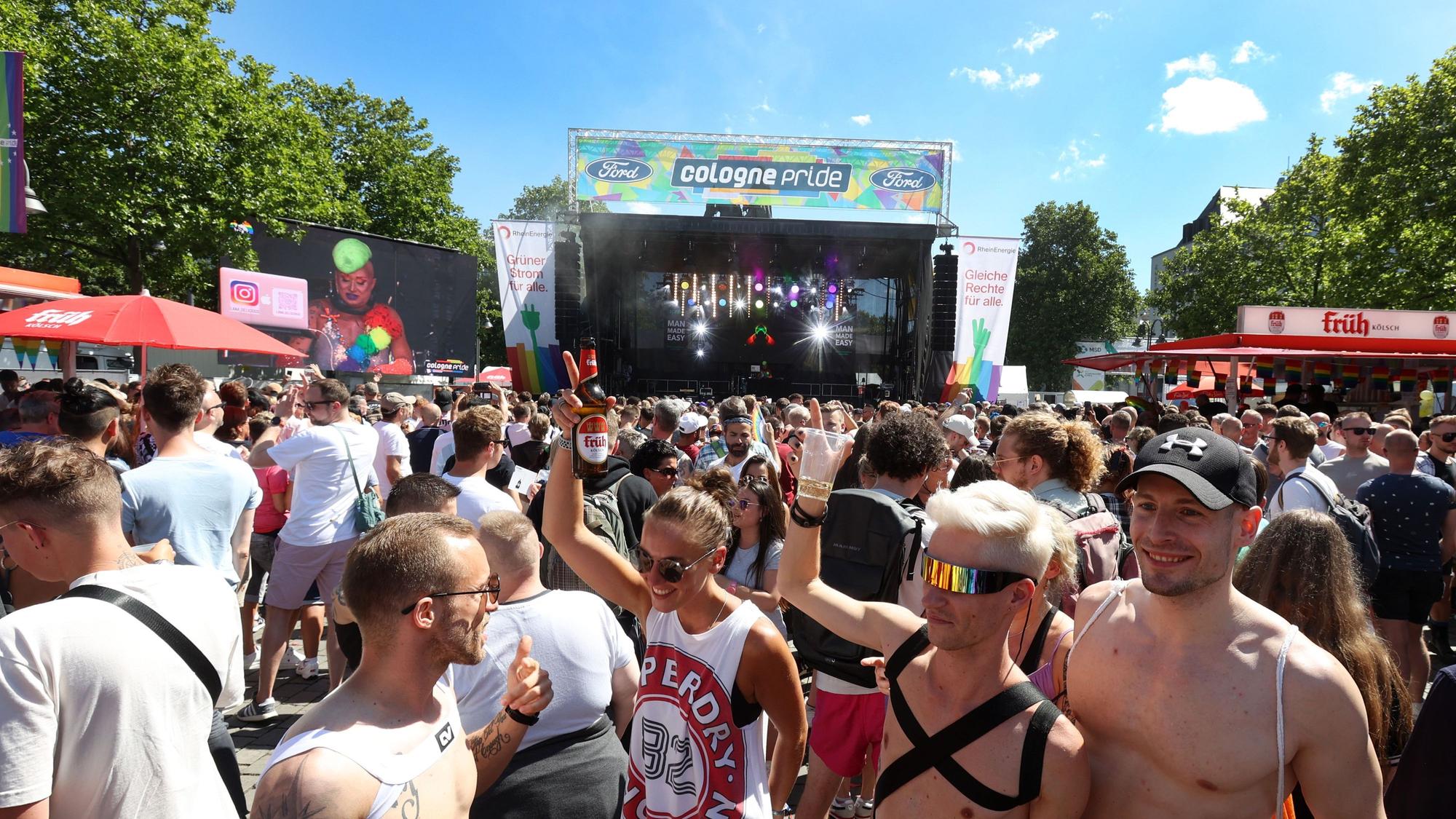 Viele Menschen feiern vor der Bühne auf dem Heumarkt.