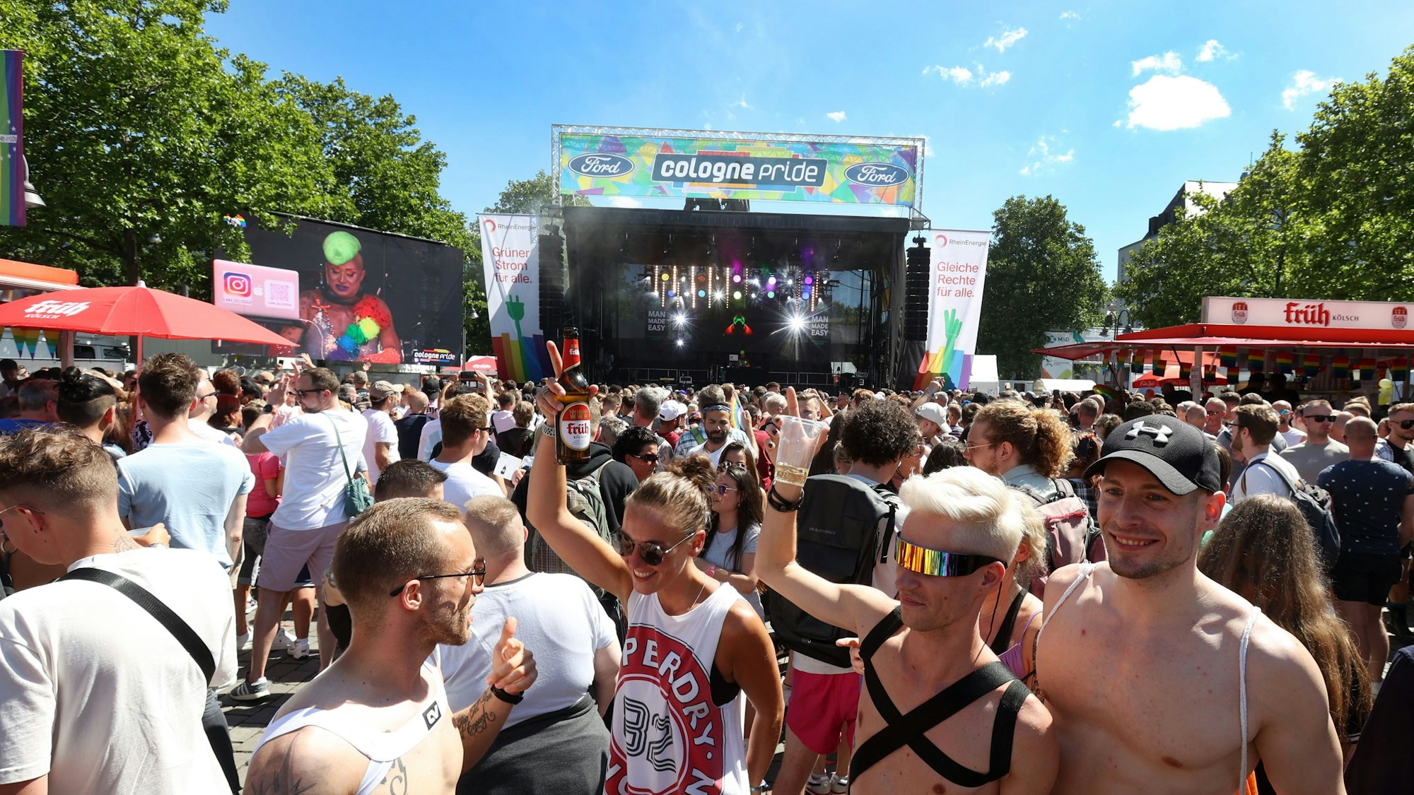 Viele Menschen feiern vor der Bühne auf dem Heumarkt.
