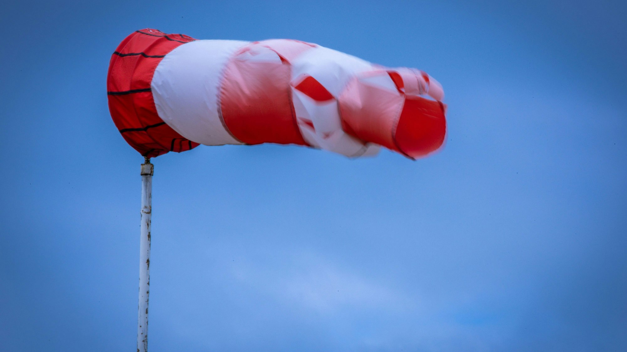 Der Windsack flattert bei stürmischem Wetter am Flugplatz Wismar-Müggenburg.