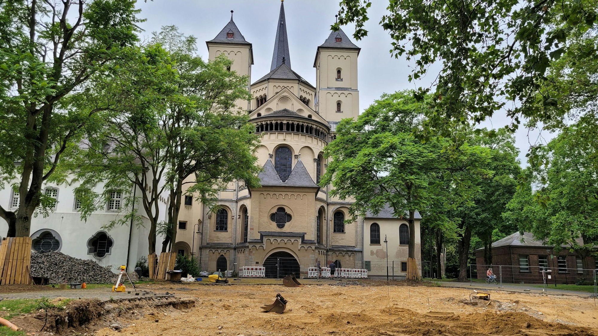 Auf dem Foto sind die Kirche St. Nikolaus und eine riesige Sandfläche zu sehen.