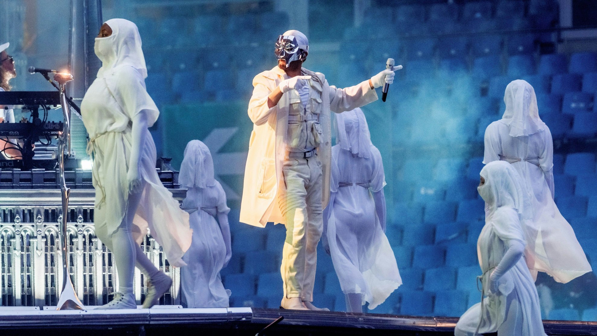 02.07.2023, Hamburg: Der kanadische Sänger Abel Makkonen Tesfaye, Künstlername The Weeknd, gibt im Hamburger Volksparkstadion sein erstes von fünf Deutschland "After Hours til Dawn" Konzerten.
