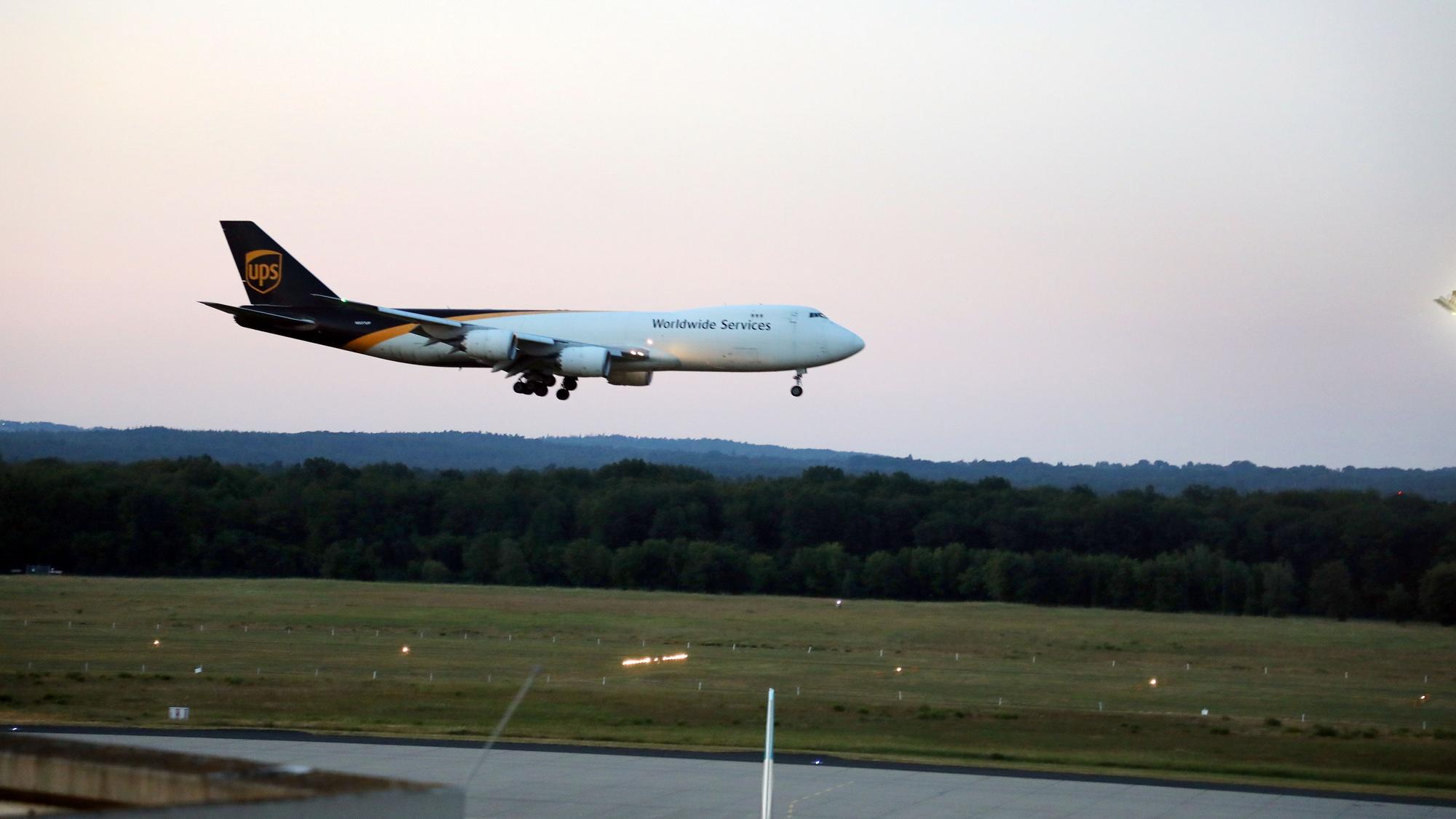 Ein Flugzeug landet.