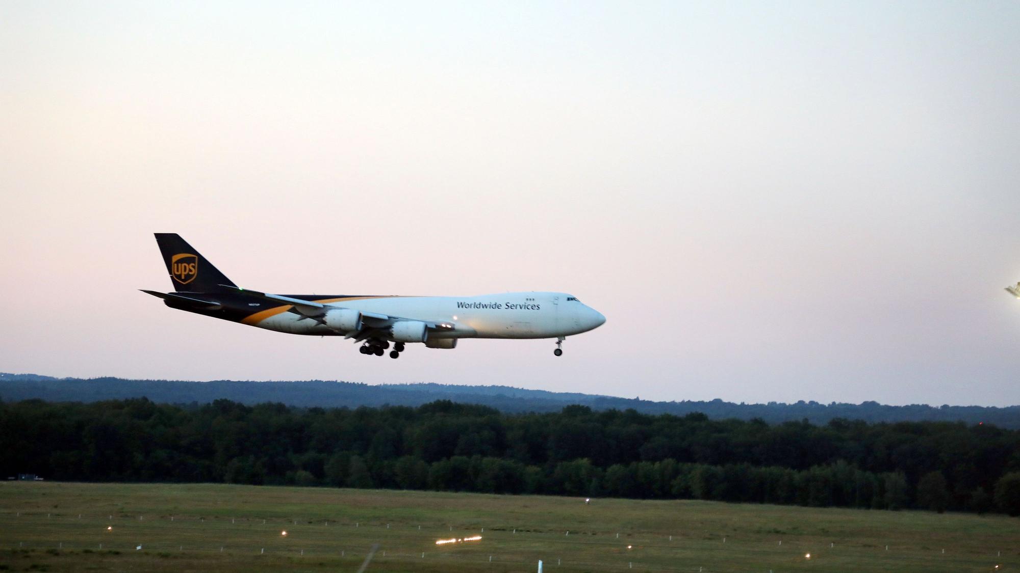 Ein Flugzeug landet.