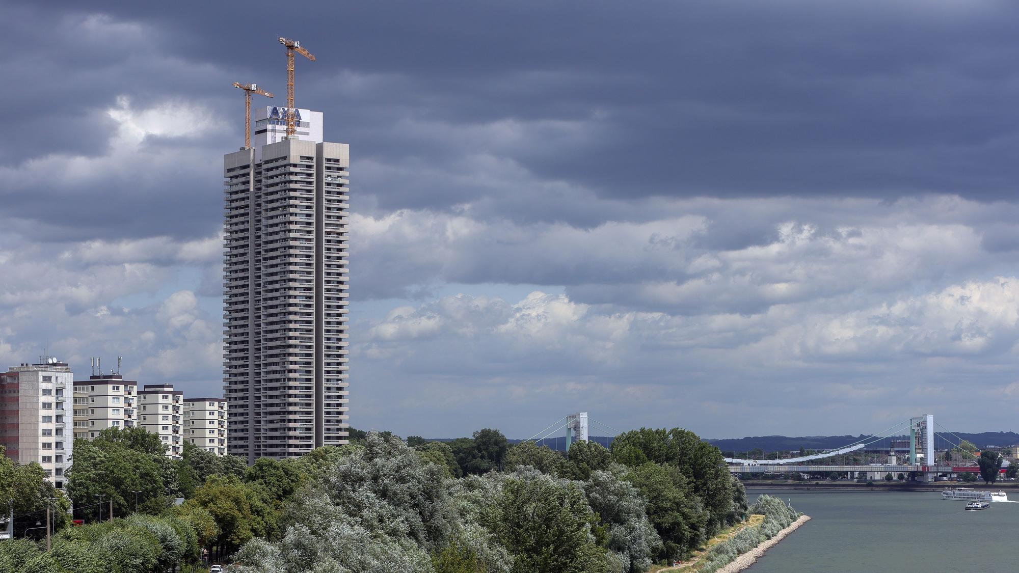 Auf dem Dach des AXA-Hochhauses sind zwei Baukräne aufgebaut worden.